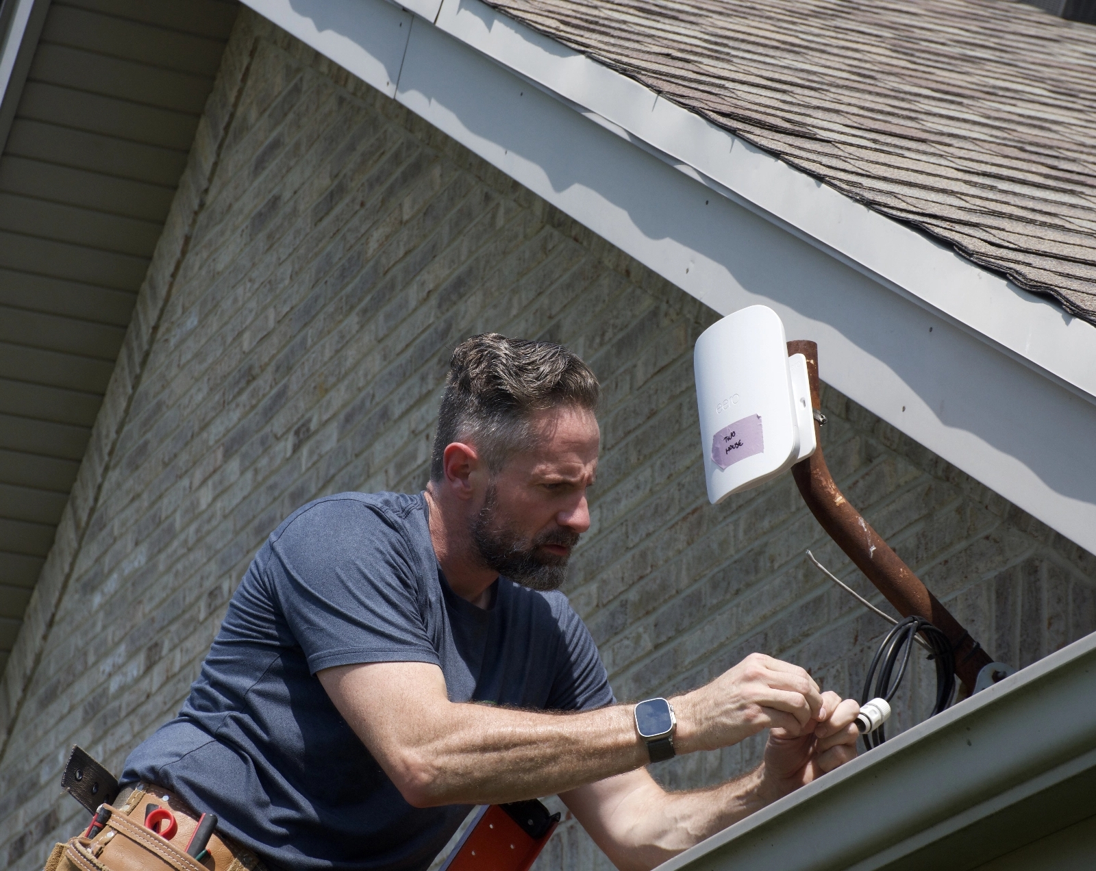 mgkh-technician-installing-outdoor-wireless-router-on-roof@2x