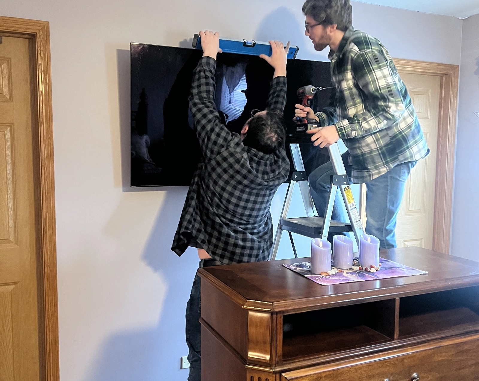 mgkh-tv-install-teamwork@2x