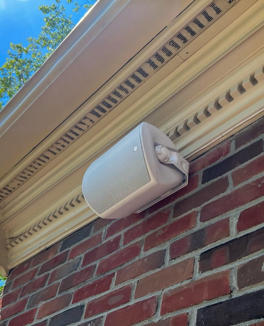 outdoor-mounted-speaker-on-eaves@2x